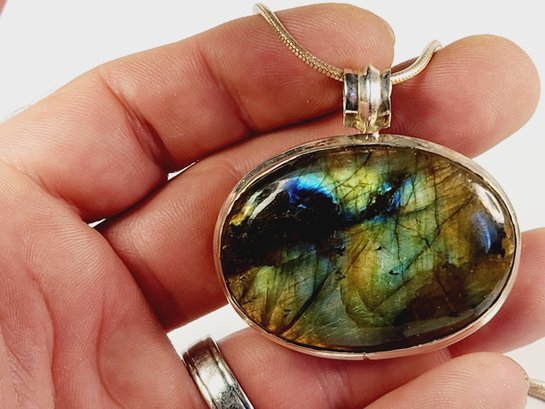 Vintage Sterling Silver  Large Labradorite Iridescent Green Stone Pendant And Necklace