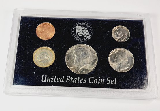 1977 Uncirculated United States  Mint  Set  5 Coins In Display Case