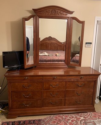 Thomasville Triple Dresser With Trifold Mirror