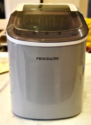 Frigidaire Mini Ice Maker (model EFIC-189-B Silver)
