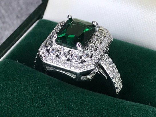Fabulous Brand New 925 / Sterling Silver Emerald Ring With Sparkling White Zircons - Pretty Ring - Unworn !