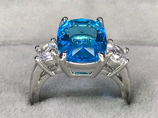Amazing Brand New 925 / Sterling Silver With Sky Blue Topaz Flanked By Two White Topaz - Very Pretty Ring !