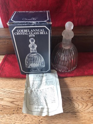1979 GOEBEL ANNUAL CRYSTAL GLASS BELL WITH PRAYING BOY ON TOP