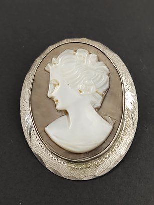 VINTAGE STERLING SILVER CARVED MOTHER OF PEARL CAMEO BROOCH / PENDANT