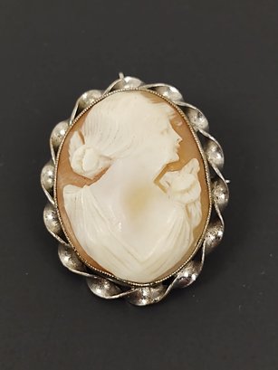VINTAGE SILVER PLATED NATURAL SHELL CARVED CAMEO BROOCH / PENDANT