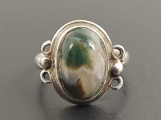 VINTAGE STERLING SILVER GREEN AGATE RING