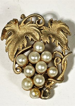 Vintage Gold Tone Signed ROMA Pin Brooch Grapes