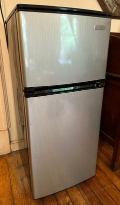 Vissani Small Refrigerator & Freezer Model HVDR430SE