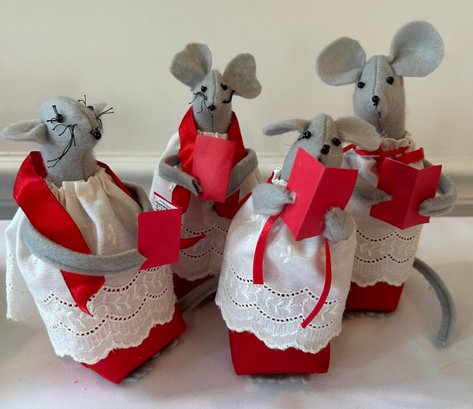 Holiday Mouse Choir - 4 Figurines