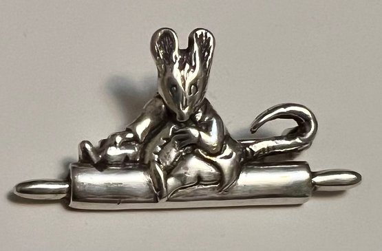 VINTAGE STERLING SILVER SIGNED FW CO MOUSE ON ROLLING PIN BROOCH