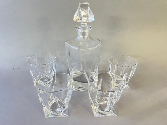 Set Of 4 Glasses And Decanter With Twist Design
