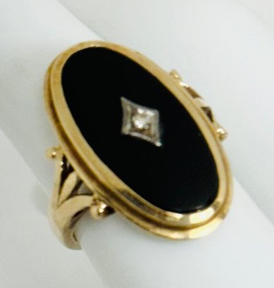 VINTAGE 10K GOLD LARGE OVAL ONYX AND DIAMOND ACCENT RING