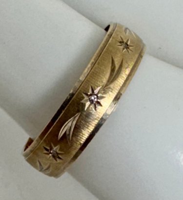 VINTAGE 10K GOLD BAND WITH DIAMOND STAR DESIGN RING