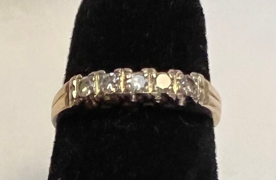 VINTAGE 14K GOLD BAND WITH 5 SMALL DIAMONDS