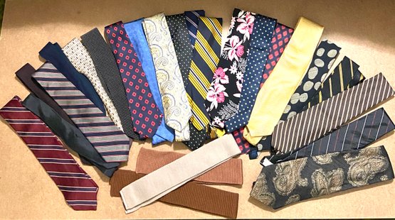 Huge Collection Of 26 Vintage Man's Tie