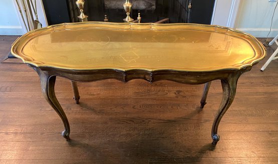 A Classic Oval Coffee Table  Scalloped Pie-crust Edge, Cabriole Legs Scroll Feet, Removable Brass Tray