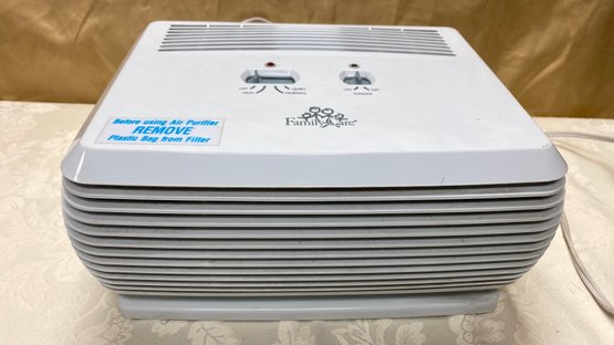 A HOLMES ELECTRIC HEPA AIRPURIFIER WITH IONIZER MODEL HAP-240
