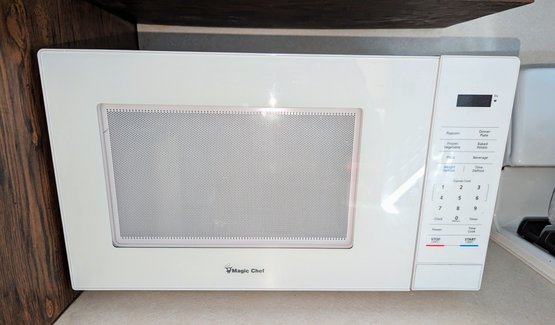 Magic Chef 1.1 CU White Microwave Oven - Model #HMN1110W