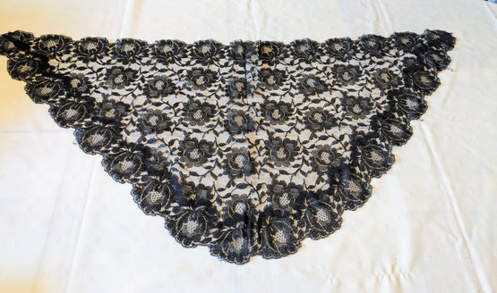 Vintage Italian Hand Made Scallop Edges Lace Head/Shoulder Scarf