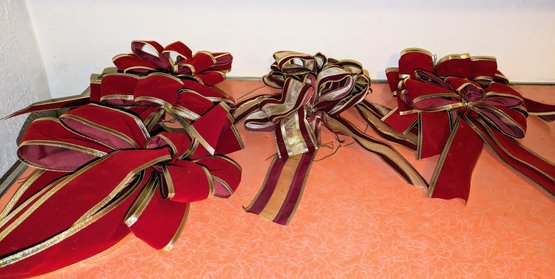 Lot Of 7 Various Sized Christmas Bows