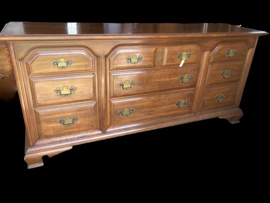 Very Nice Willet Low Boy Solid Wood Dresser Dresser  2 Rows Of 3 Drawers On Each Side With 3 Center Drawers