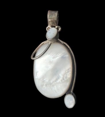 Beautiful Vintage Sterling Silver Mother Of Pearl Pendant