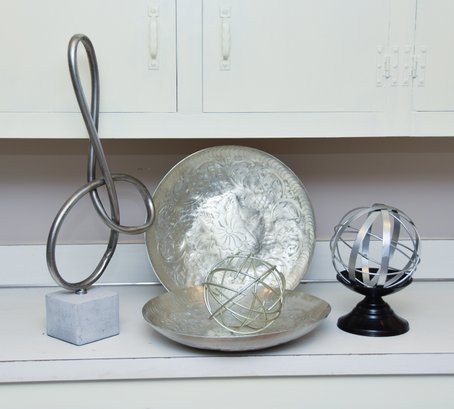 Silver Infinity Sculpture With 2 Grande Hand-hammered Tin Display  Bowls And 2 Silver Sphere Objets D'art