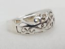 Vintage Sterling Silver Size 7 Ring With An Absolutely Lovely Design ~ 2.08 Grams
