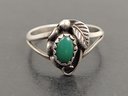 SMALL VINTAGE NATIVE AMERICAN STERLING SILVER TURQUOISE RING