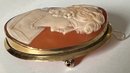 FINE 18K GOLD HAND CARVED SHELL CAMEO WOMAN WEARING PEARLS BROOCH/PENDANT