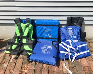 Safe Summer Life Vests And Floating Devices