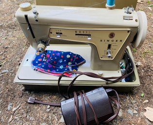 Singer Sewing Machine With Carry Case