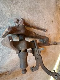 Antique Indian Chief Blacksmith Post Leg Vise ~ 4' Wide Jaws ~ 35 Pounds