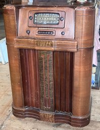 13. General Electric Antique Art Deco Tube Radio