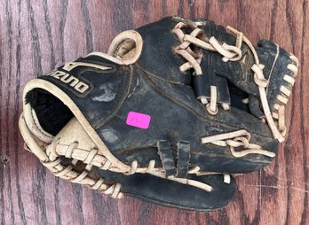 150. Mizuno Right Hand Childs Baseball Glove