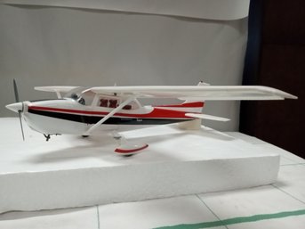 Detailed Plastic Model Cessna Skyhawk. D3