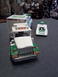 HESS Working Gasoline Truck With 2 Race Cars - 1988 (China) Amerada Hess Corp. Lights Work!  D3