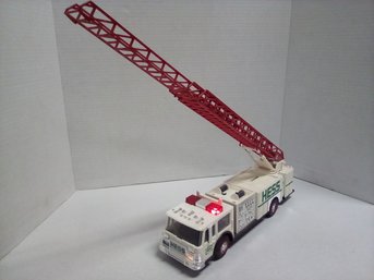 HESS Working 1989 Fire Truck Bank - Lights, Siren And Expandable Ladder Are Perks!  D3