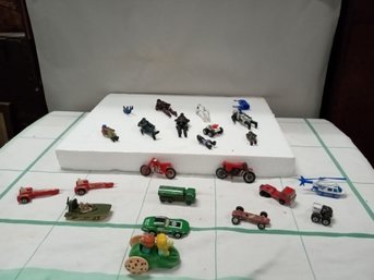 Assortment Of Small Soliders,die Cast Cars.    E1