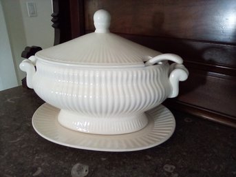 White Ceramic Soup Tureen With Ladle And Supporting Platter Go With Any Decor