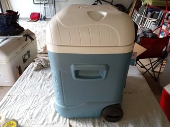 Beautiful Wheeled Cooler By Igloo       AS