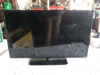 Beautiful  Vizio 32 Inch Flat Screen TV   AS