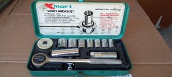 Rugged 13 Piece 3/8' Drive Metric Socket Wrench Set In A Metal Case