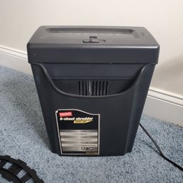 A Staples 6- Sheet Paper Shredder - Cross Cut -  Working Fine