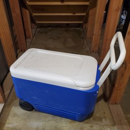 Blue & White Igloo Cooler / Ice Chest For Picnics/ BBQs Or The Beach With 2 Wheels 38 Quarts  53 Cans