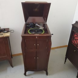 A Working 1916 Victor The Eleventh Victrola Upright Floor Model VV XI. Cabinet With Add On Speaker, Lock & Key