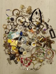 100  PIECES OF COSTUME JEWELRY