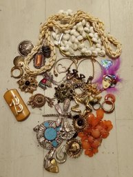 40 Pieces Of  Vintage Costume  Jewelry