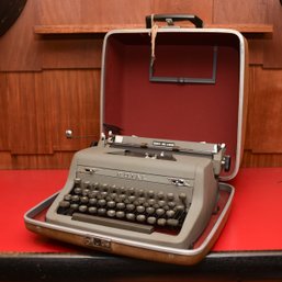 Vintage Royal Typewriter Quiet Deluxe With Carrying Case