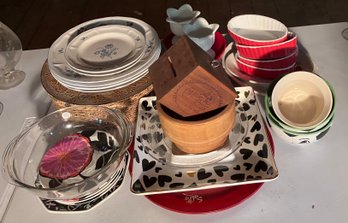 197. Assorted Serving Dishes Incl. Pyrex Mixing Bowl